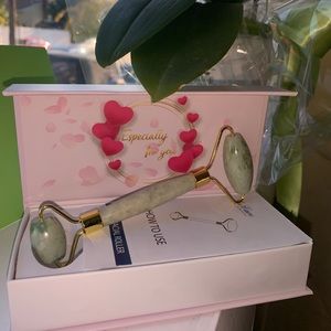 Host Pick 🎀 Lei Care Jade Facial Roller